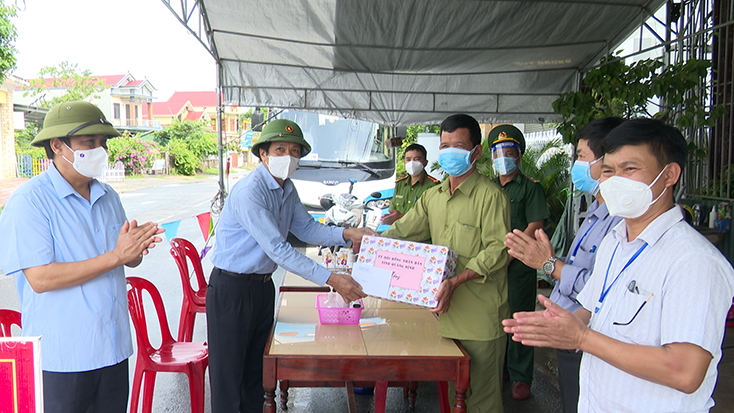 Đồng chí Nguyễn Công Huấn thăm, tặng quà lực lượng phòng, chống dịch Covid-19 tại huyện Bố Trạch