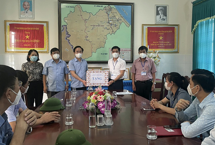 Đồng chí Phó Chủ tịch HĐND tỉnh Hoàng Xuân Tân thăm lực lượng phòng, chống dịch Covid-19 tại huyện Quảng Ninh