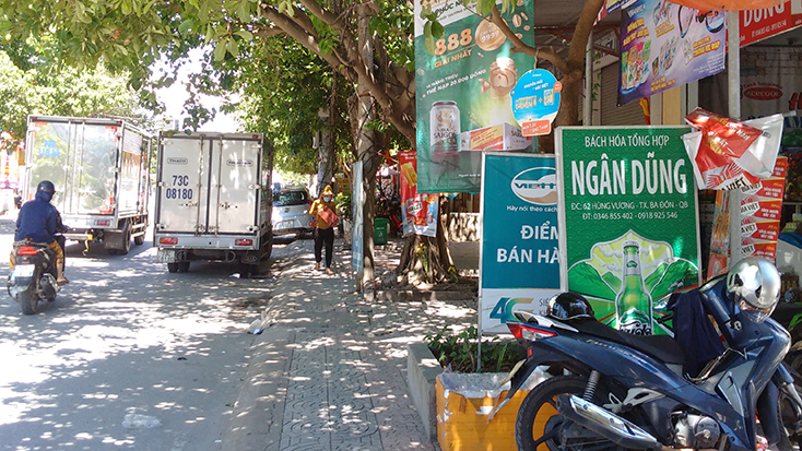Thị xã "khát"... vỉa hè