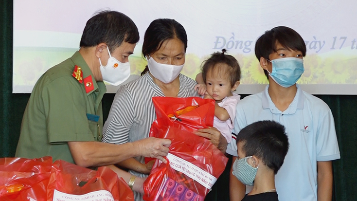 Lãnh đạo Công an tỉnh tặng quà thiếu nhi nhân dịp Tết Trung thu