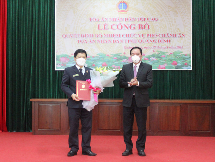 Trao quyết định bổ nhiệm chức vụ Phó Chánh án Tòa án nhân dân tỉnh