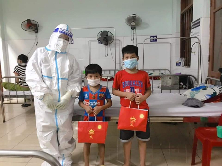 Trao quà Tết Trung thu cho trẻ em nhiễm Covid-19