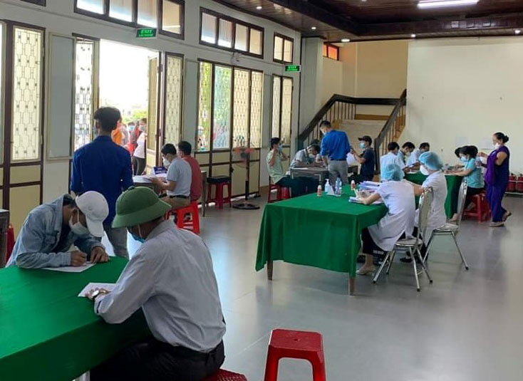 Một cô giáo tiêm 2 mũi vắc xin phòng Covid-19 cách nhau khoảng 10 phút