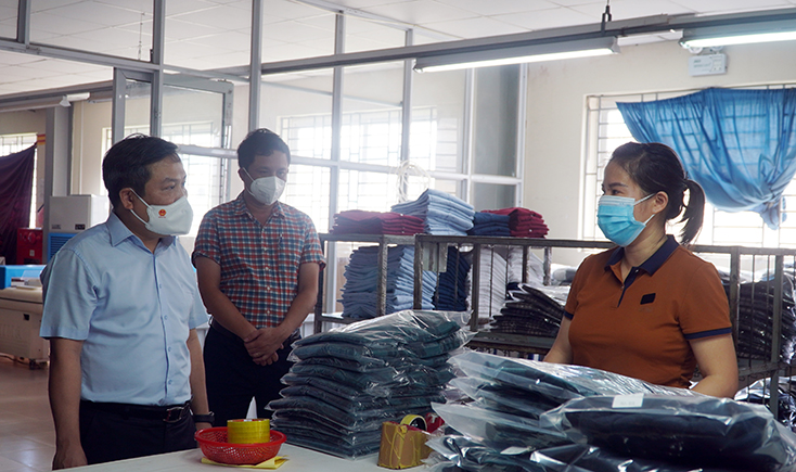 Đồng chí Bí thư Tỉnh ủy kiểm tra hoạt động sản xuất, kinh doanh và phòng, chống dịch Covid-19 tại TP. Đồng Hới