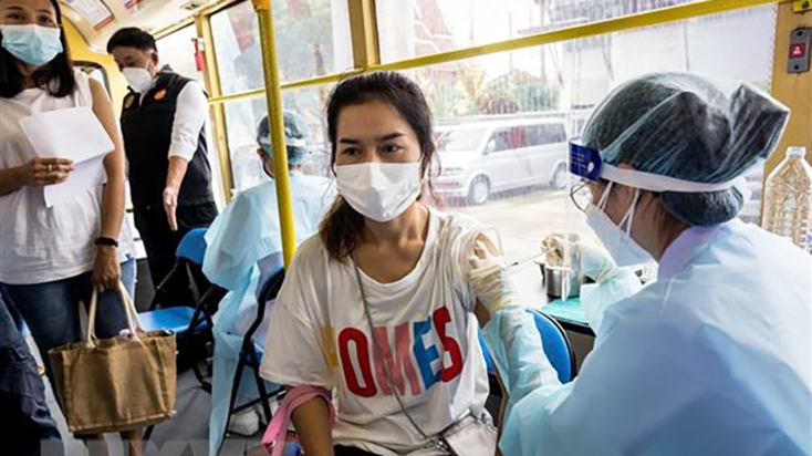 "Chìa khóa" vaccine giúp nhiều quốc gia mở cửa trở lại