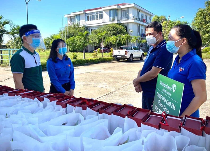 Trao tặng hơn 500 suất quà Tết Trung thu cho các em thiếu nhi