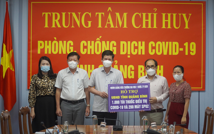 Tặng Quảng Bình 1.000 túi thuốc điều trị bệnh nhân Covid-19