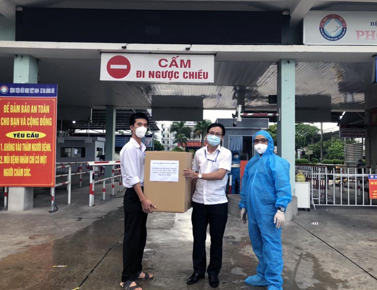 Bàn giao 40 máy sát khuẩn tay tự động phục vụ công tác phòng, chống dịch Covid-19