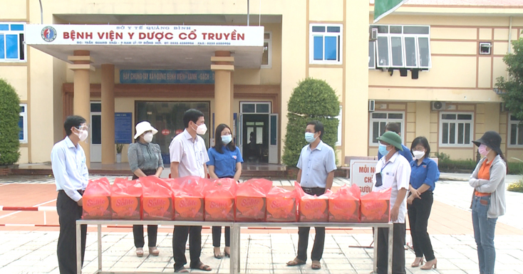 Lãnh đạo UBND tỉnh tặng quà Trung thu cho thiếu nhi
