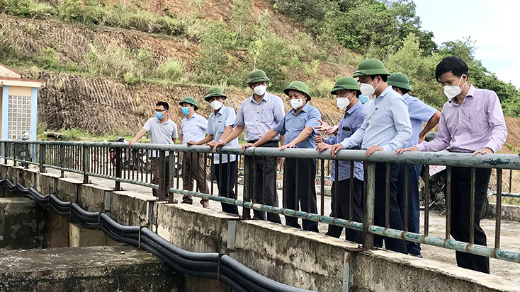 Đồng chí Phó Bí thư Thường trực Tỉnh ủy kiểm tra tình hình sản xuất và công tác phòng, chống lụt bão