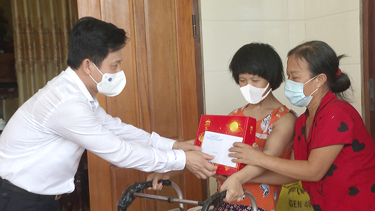 Đồng chí Trưởng ban Dân vận Tỉnh ủy thăm, tặng quà Trung thu