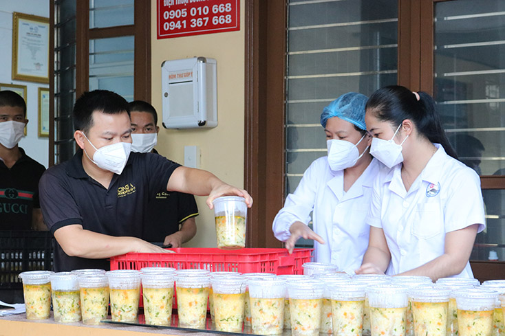 Những suất cơm ấm lòng giữa mùa dịch