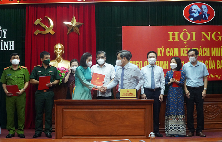 14 cán bộ chủ chốt ký cam kết trách nhiệm