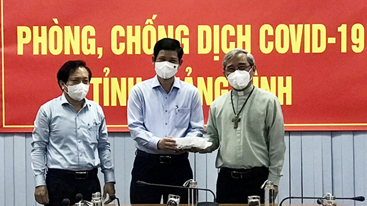 Tòa Giám mục Giáo phận Hà Tĩnh ủng hộ 200 triệu đồng cho Quảng Bình phòng, chống dịch Covid-19