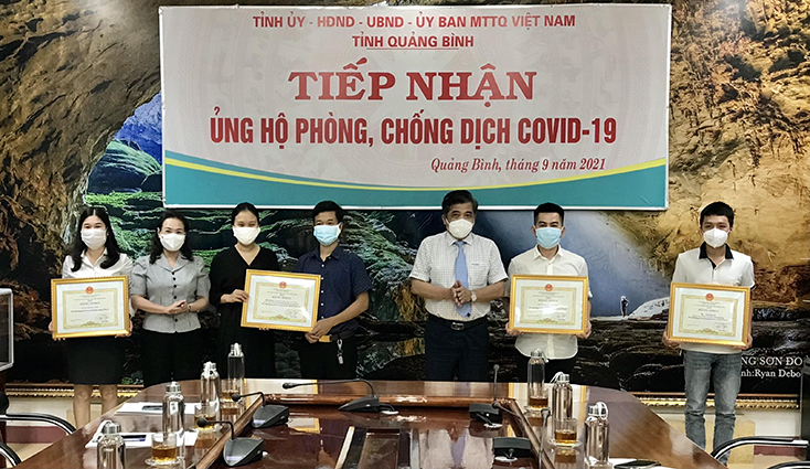 Khen thưởng các tập thể, cá nhân tiêu biểu trong phòng, chống dịch