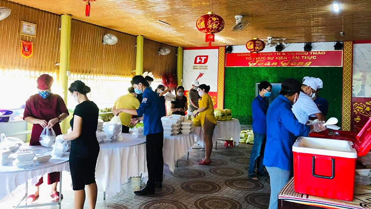 Áo xanh tình nguyện trên tuyến đầu chống dịch