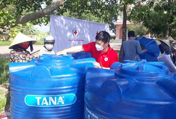 Trao tặng bồn chứa nước cho người dân vùng ngập lụt