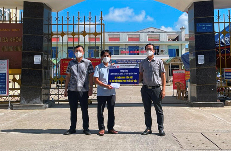 Trao tặng trang thiết bị y tế hỗ trợ phòng, chống dịch Covid-19