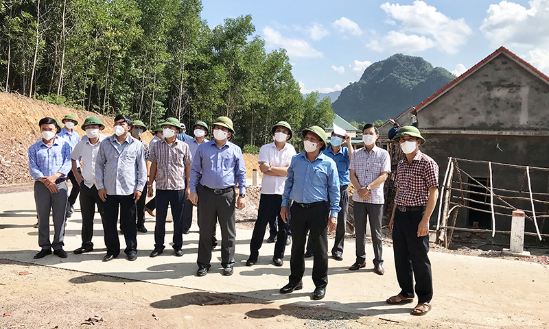 Đồng chí Phó Bí thư Thường trực Tỉnh ủy kiểm tra tình hình sản xuất và công tác phòng, chống lụt bão tại huyện Tuyên Hóa