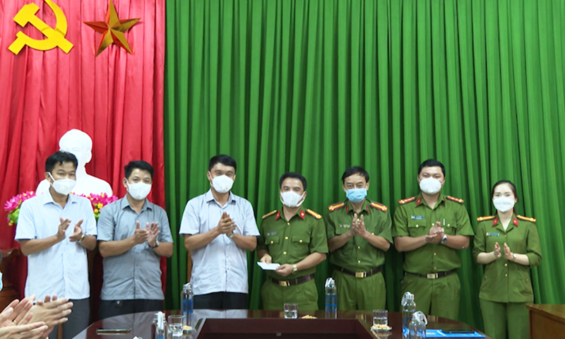 Trao thưởng Công an huyện Minh Hóa phá thành công chuyên án ma túy