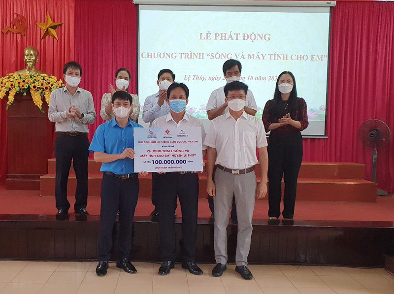 Lệ Thủy: Gần 800 triệu đồng ủng hộ chương trình "Sóng và máy tính cho em"