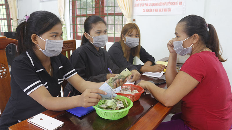 Những "con dấu"... tự chủ