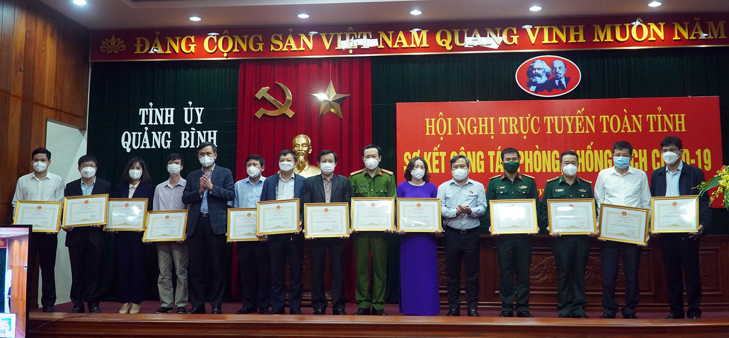 Khen thưởng 54 tập thể và cá nhân xuất sắc trong phòng, chống dịch Covid-19