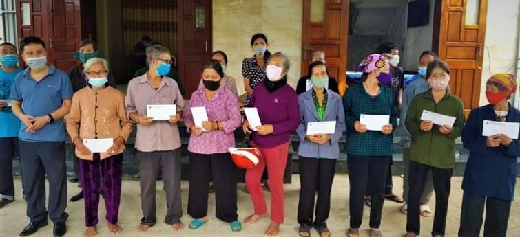 Hội Người mù TP. Đồng Hới: Trao tiền hỗ trợ cho các hội viên gặp khó khăn