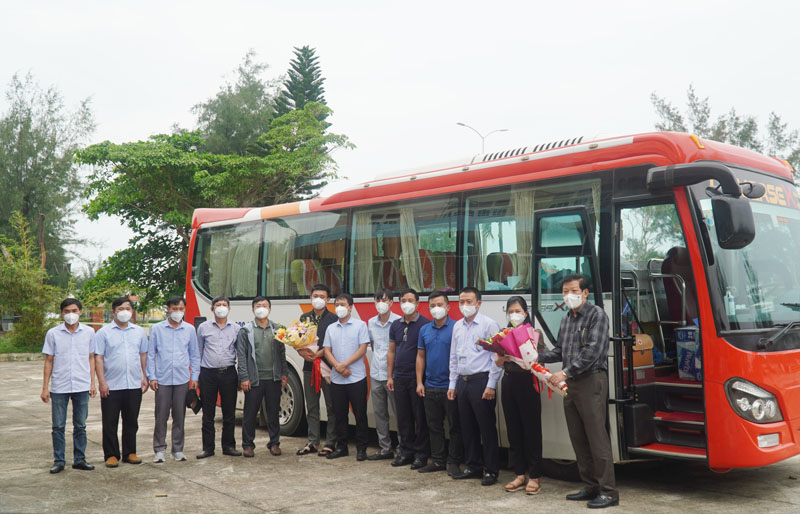 Đón đoàn công tác hỗ trợ tỉnh Khăm Muộn chống dịch Covid-19 an toàn trở về