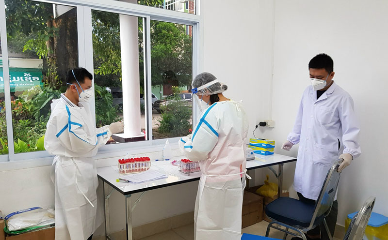 Chống dịch… trên đất bạn Lào