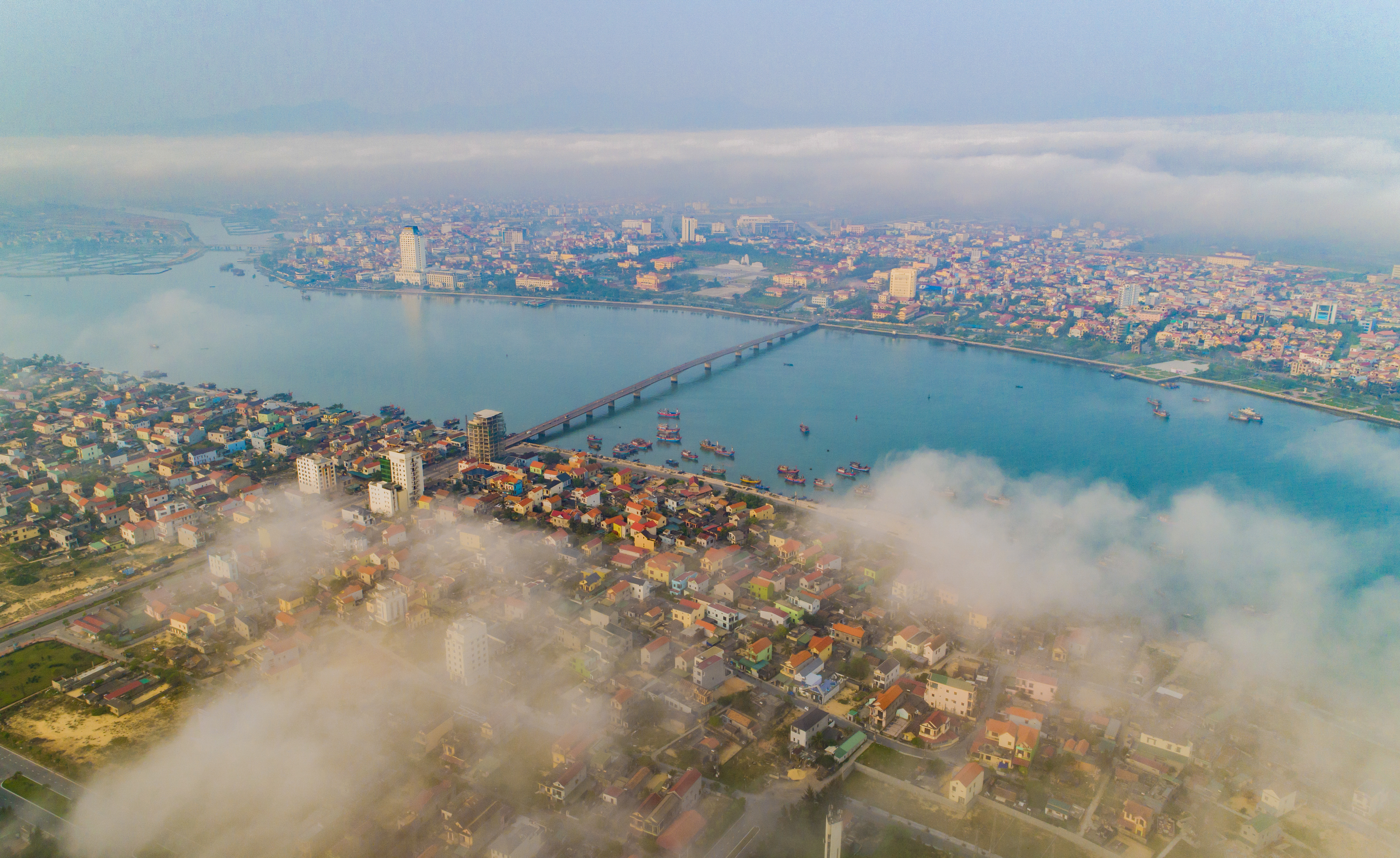 Chảy giữa đôi bờ huyền tích