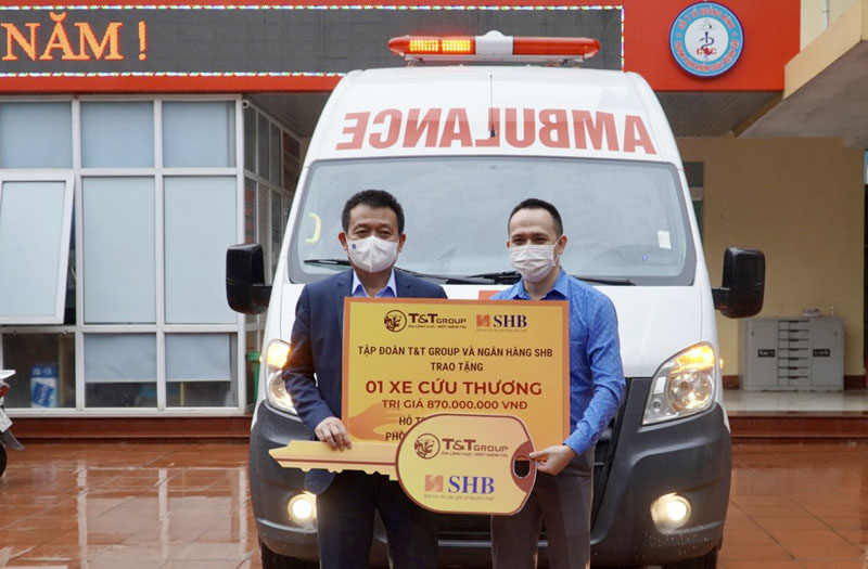 T&amp;T Group và SHB trao tặng xe cứu thương hỗ trợ Quảng Bình chống dịch
