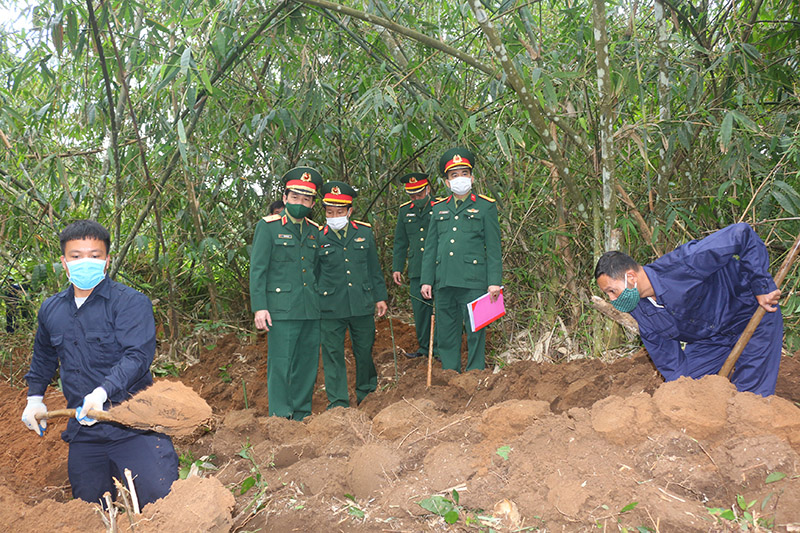Quân khu 4: Kiểm tra công tác tìm kiếm, quy tập hài cốt liệt sĩ