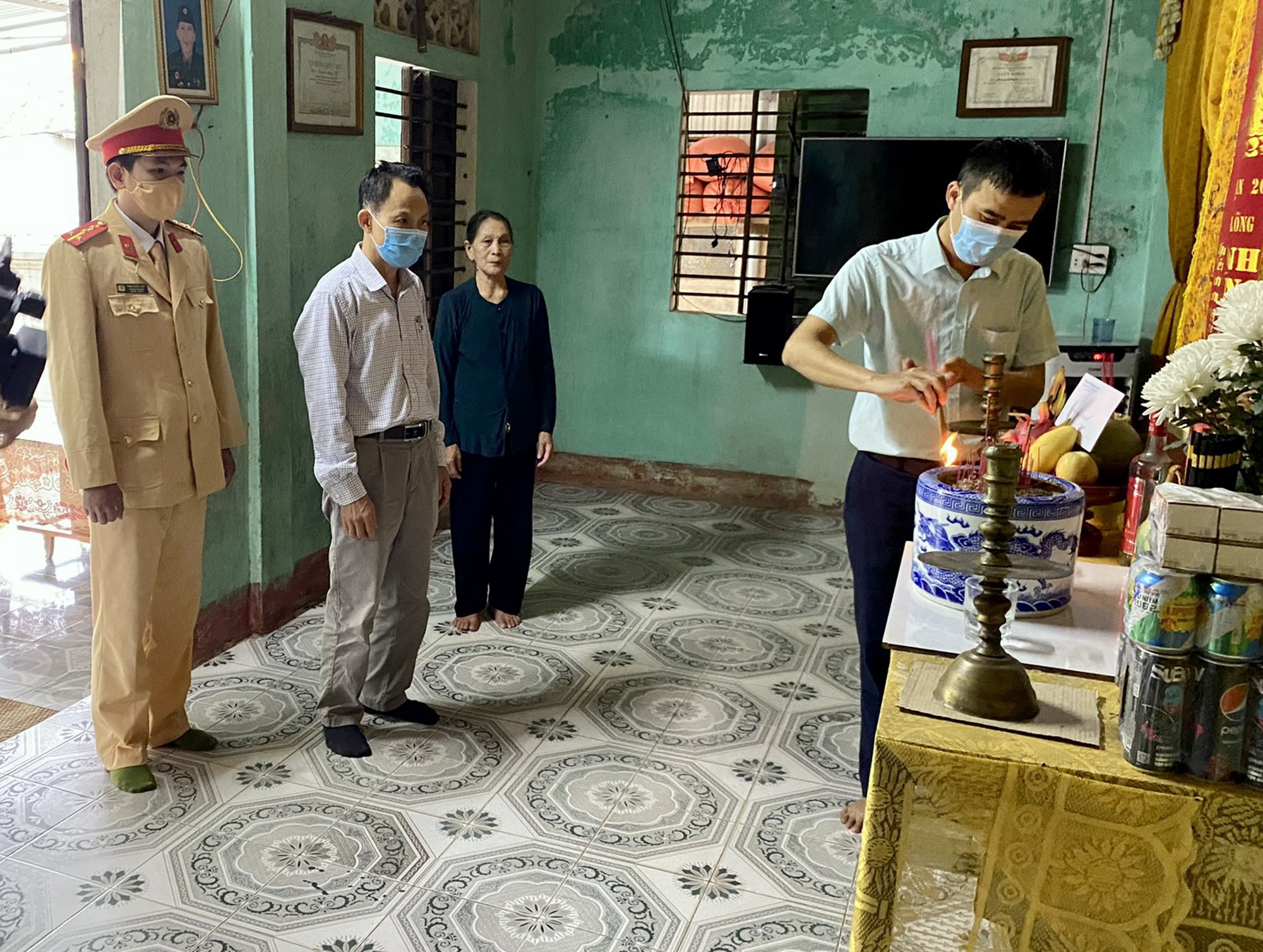 Thăm hỏi, động viên các gia đình có người thân tử vong do tai nạn giao thông