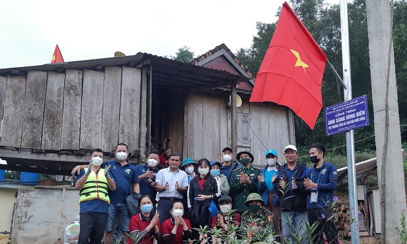 "Ánh sáng vùng biên" về với bà con Vân Kiều
