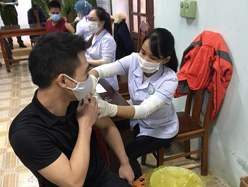 Tiêm vắc-xin phòng Covid-19 cho can phạm, phạm nhân