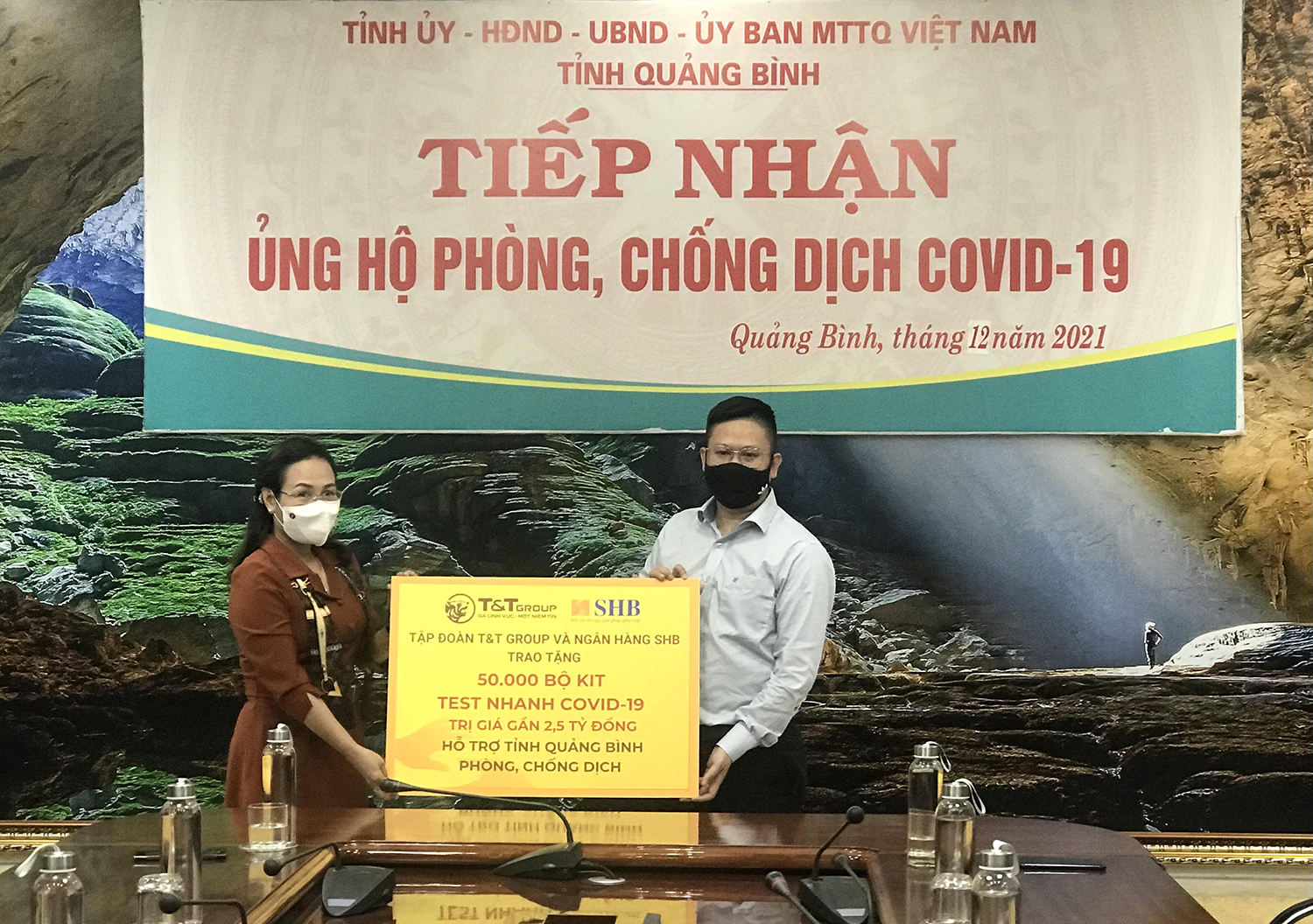 Công ty CP Tập đoàn T&amp;T và SHB ủng hộ Quảng Bình 50.000 bộ kit xét nghiệm nhanh Covid-19