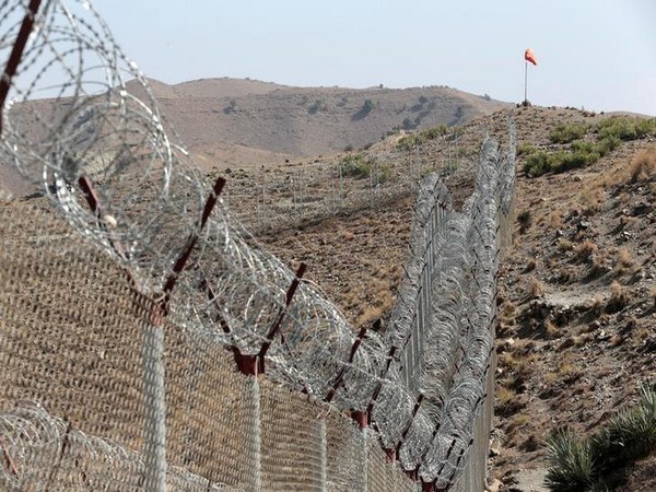 Lực lượng biên phòng Iran và Taliban đấu súng qua biên giới
