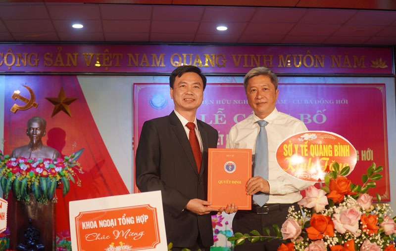 Công bố Quyết định tiếp nhận và bổ nhiệm Giám đốc Bệnh viện hữu nghị Việt Nam-Cuba Đồng Hới