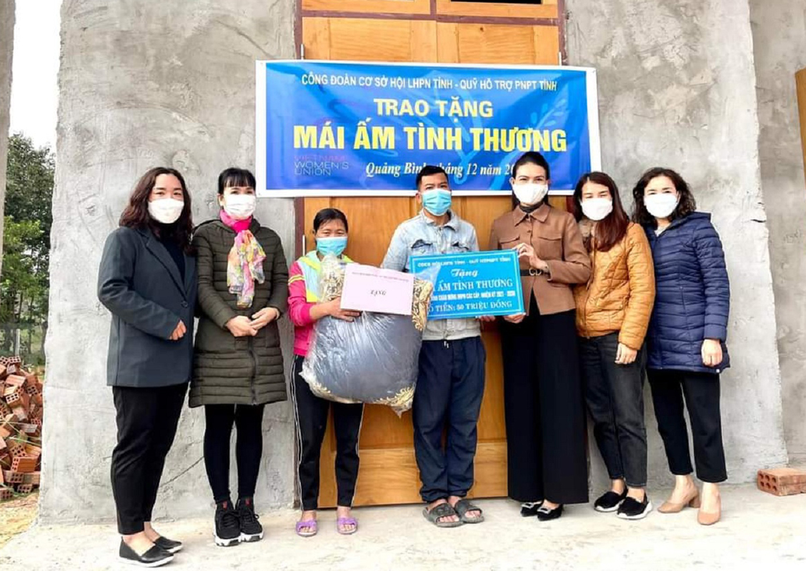 Bàn giao "Mái ấm tình thương" cho phụ nữ nghèo