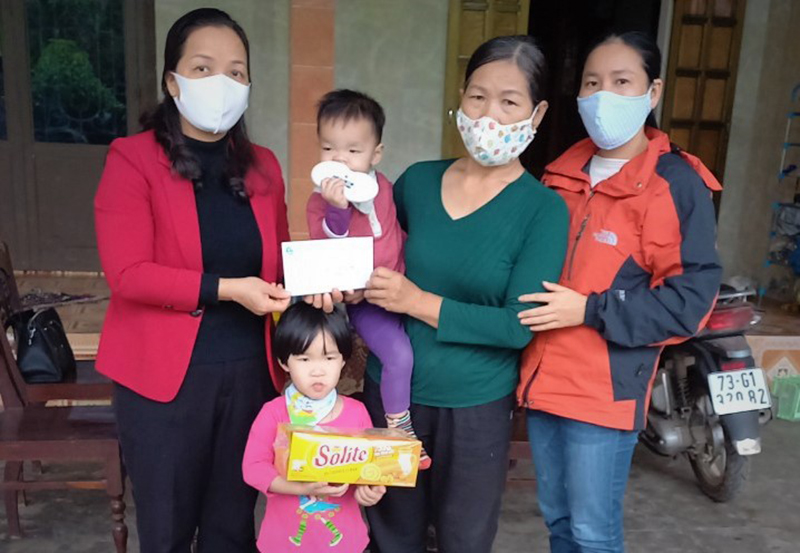 "Triệu phần quà san sẻ yêu thương"