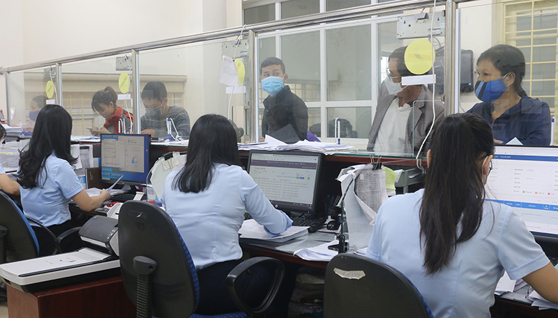 Nhận BHXH một lần: Gỡ khó trước mắt, thiệt hại lâu dài