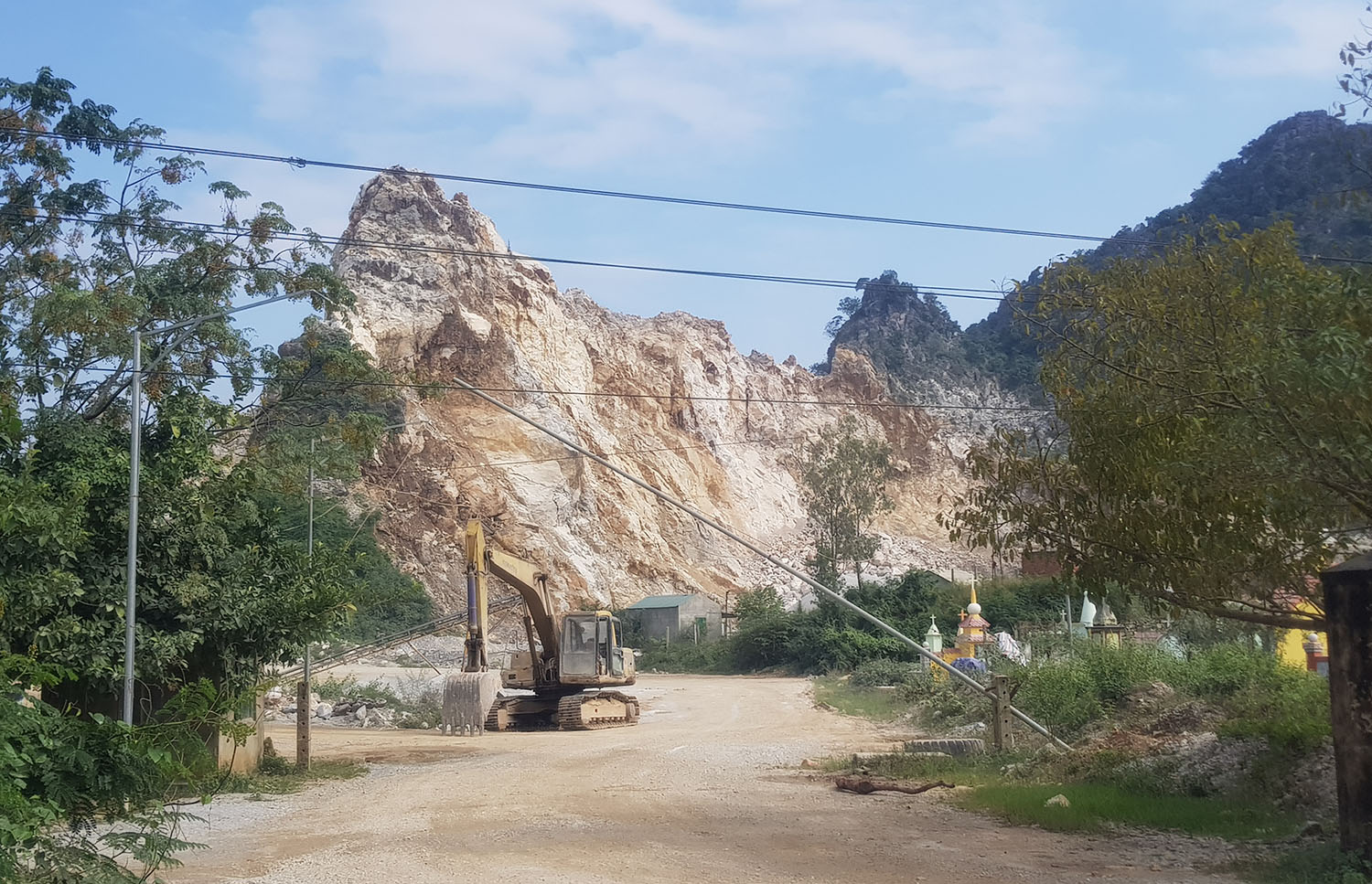 Đề nghị thu hồi 2 mỏ đá gây ô nhiễm, nợ thuế như "chúa chổm"