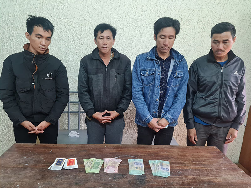 Bắt nhóm đối tượng đánh bạc, thu giữ hơn 27 triệu đồng