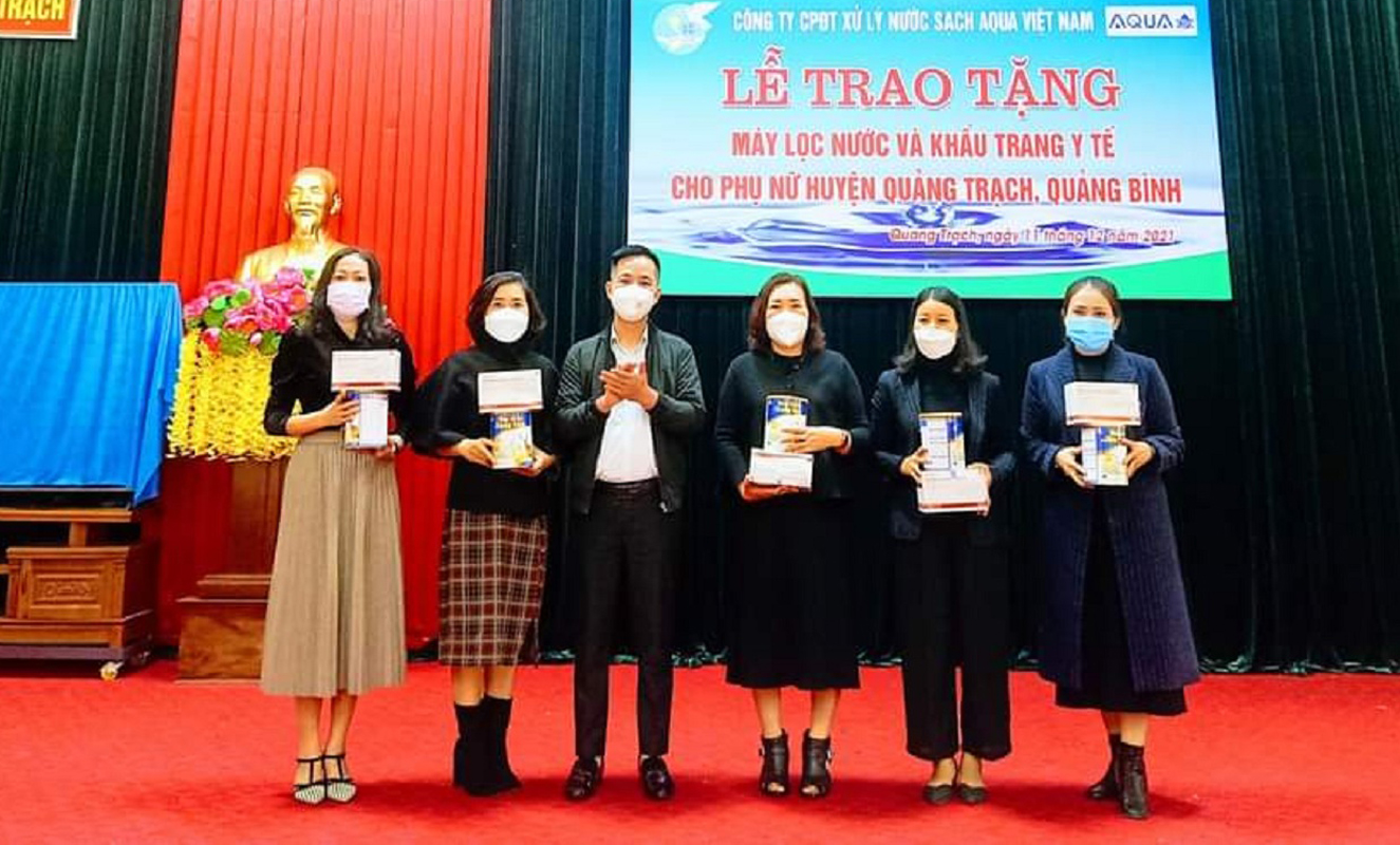 Trao tặng máy lọc nước và khẩu trang cho phụ nữ