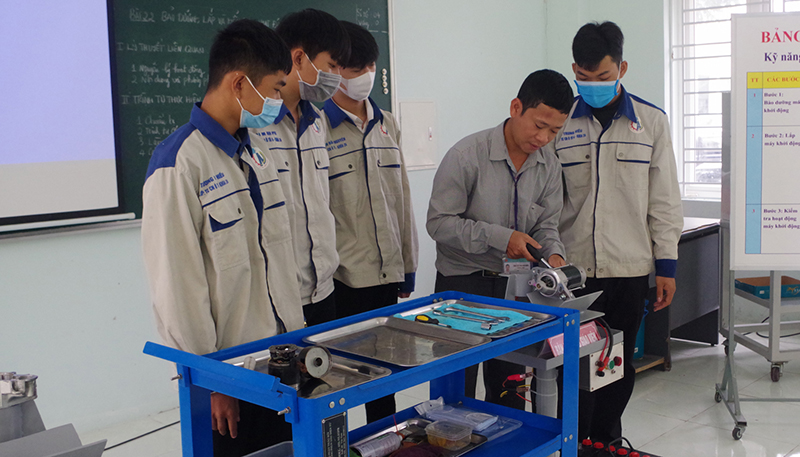 Tâm huyết truyền đạt kiến thức, kỹ năng cho học sinh