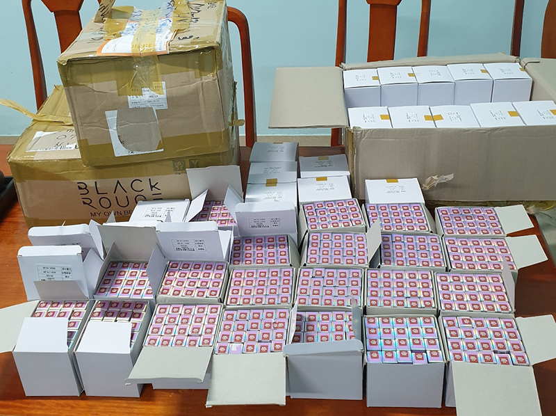 Bắt giữ xe vận chuyển gần 1.400 thỏi son môi không có hóa đơn, chứng từ hợp pháp