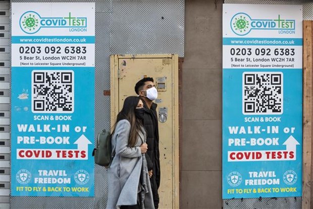 Bộ trưởng Anh: Omicron đang lây lan với tốc độ cực kỳ nguy hiểm