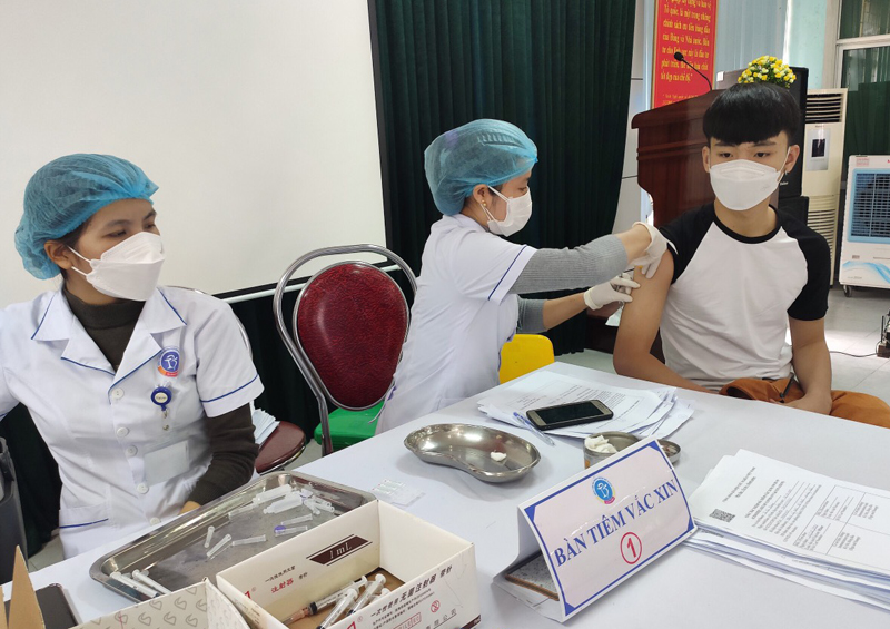 Bố Trạch: Tiêm 4.260 liều vắc-xin cho học sinh lứa tuổi 16 và 17