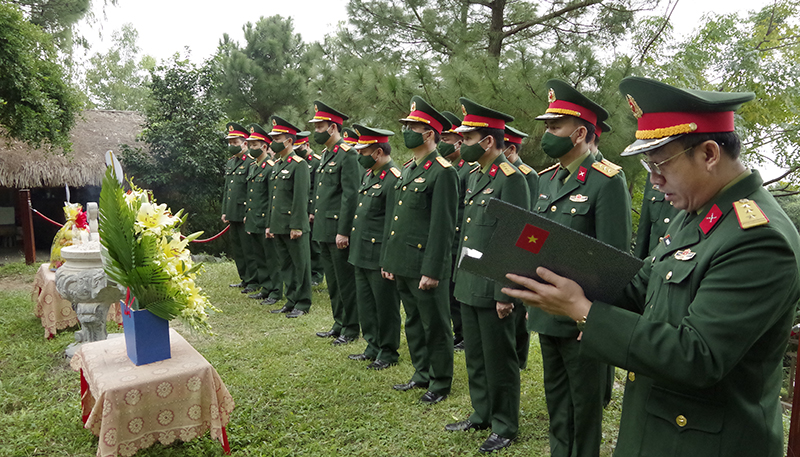 Tổ chức dâng hương và báo công với Đại tướng Võ Nguyên Giáp